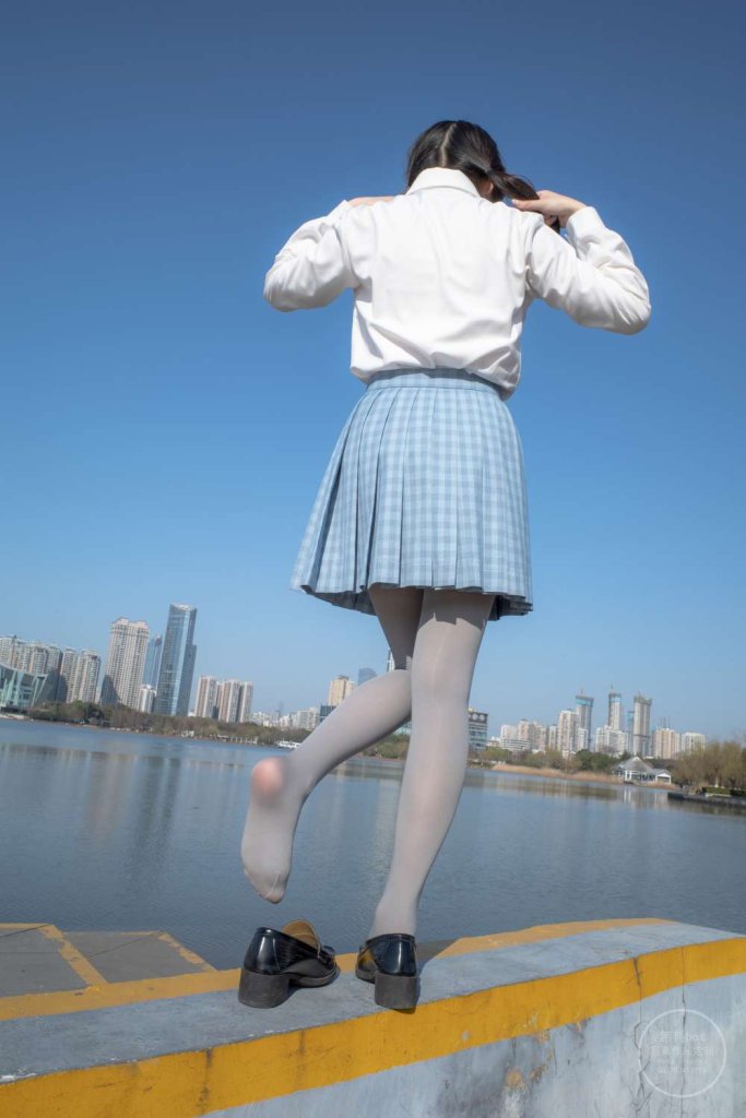 图片[3]-森萝财团 有料.024 小香 户外公园里的JK制服灰丝美腿[100P]-虎绰