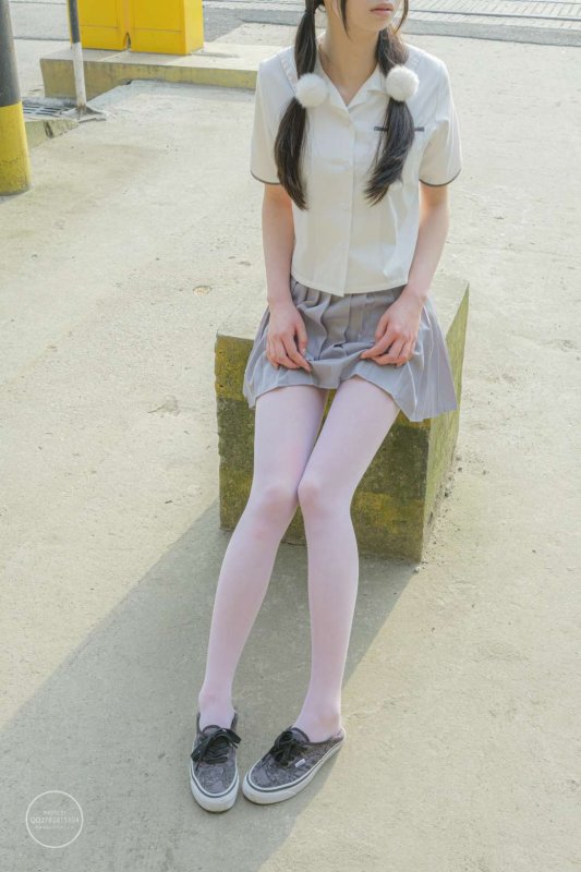 森萝财团 有料.032 吸吸 铁轨边的JK白丝美少女[60P]-虎绰