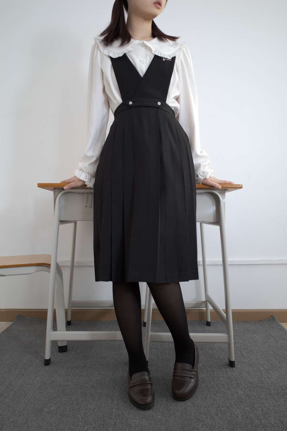 森萝财团 内部.005 性感黑丝学院风背带裙[113P1V]-虎绰