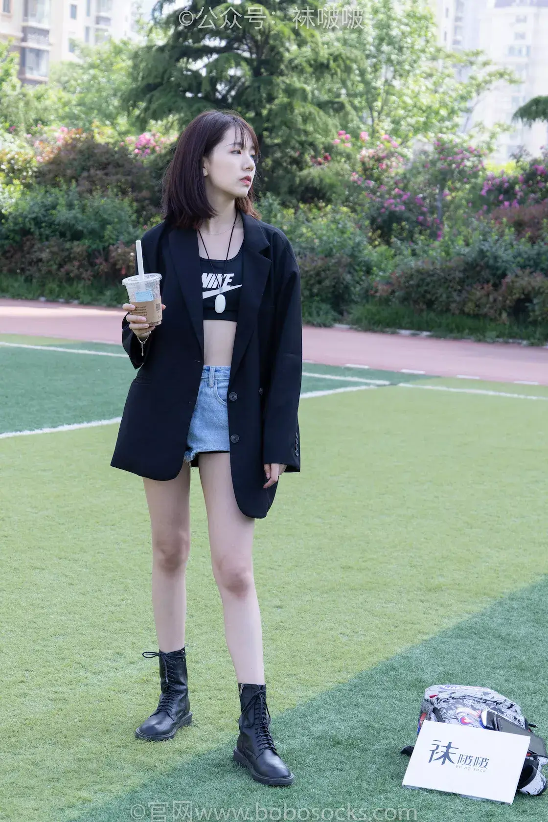 袜啵啵010期：小甜豆-马丁靴、白色短棉袜、裸足-虎绰