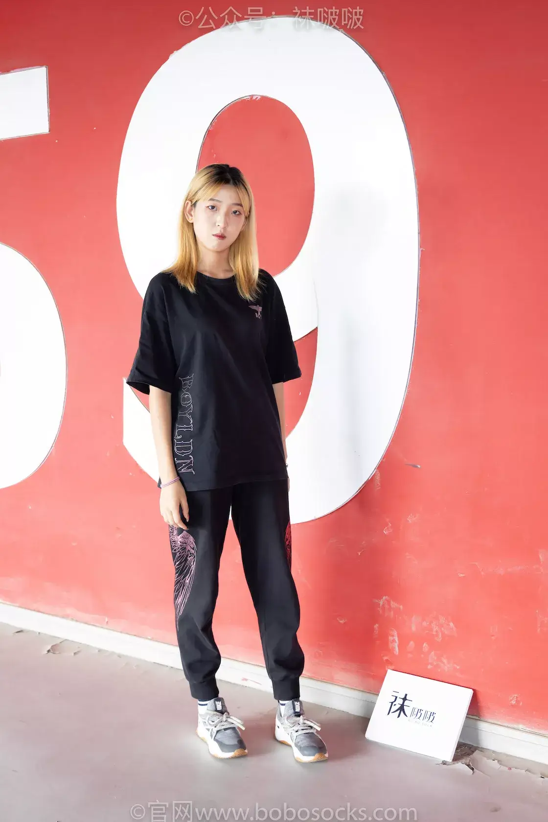 图片[2]-袜啵啵018期：木木-运动鞋、白棉袜、裸足-虎绰