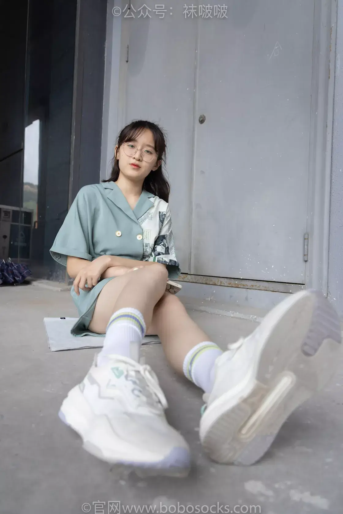 图片[4]-袜啵啵025期：熊熊-安踏运动鞋、白色棉袜（踩脏）、裸足（超级好看呀）-虎绰