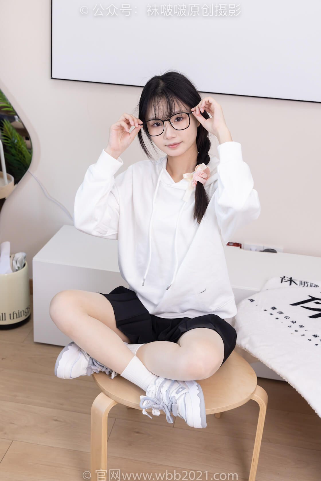 袜啵啵368期：甜甜圈-运动鞋、白棉袜、油亮肉丝（脚尖透明款）-虎绰