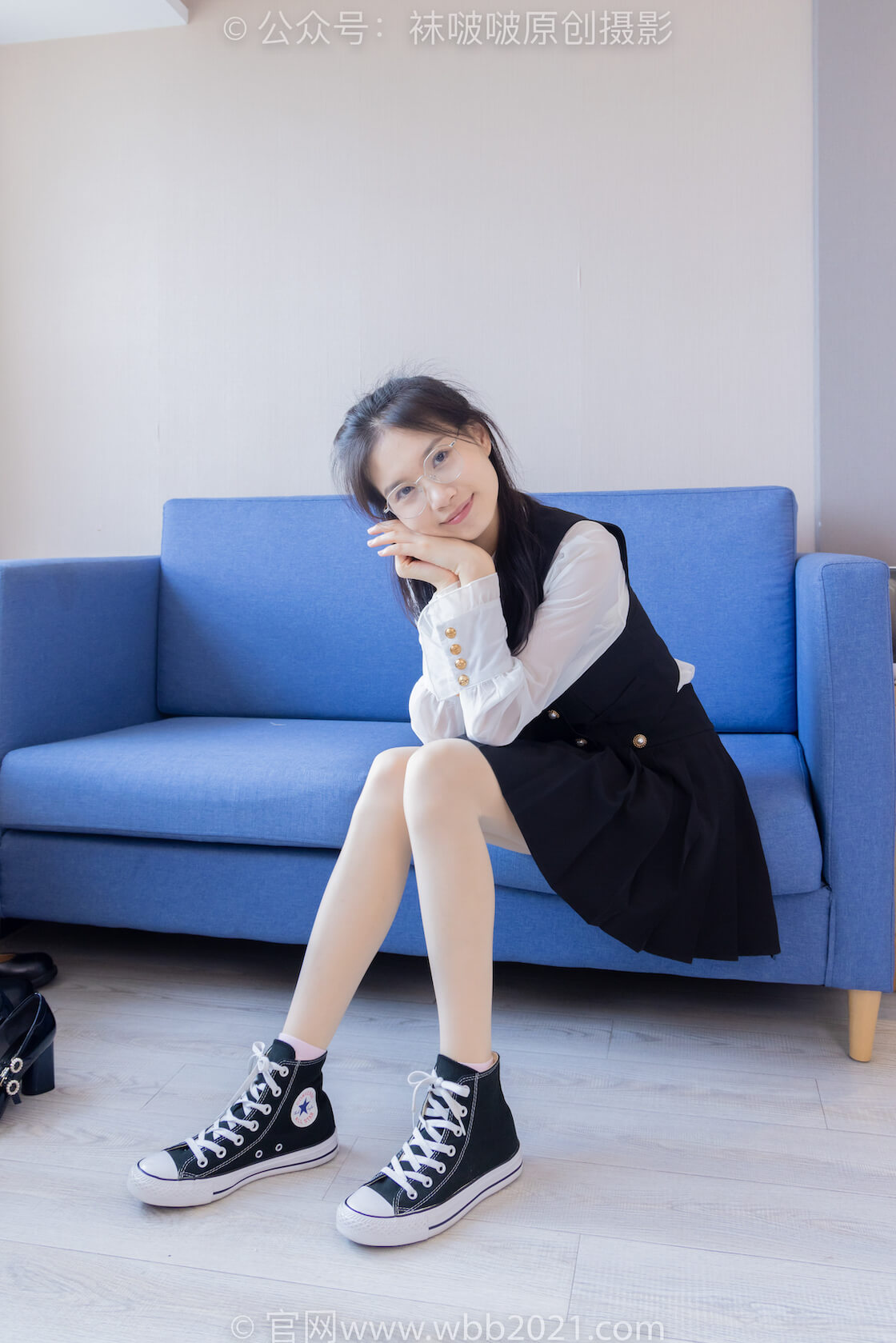 袜啵啵431期：芝士-高跟鞋、板鞋、黑棉袜、粉棉袜、油亮肉丝（仅棉袜里打底）-虎绰