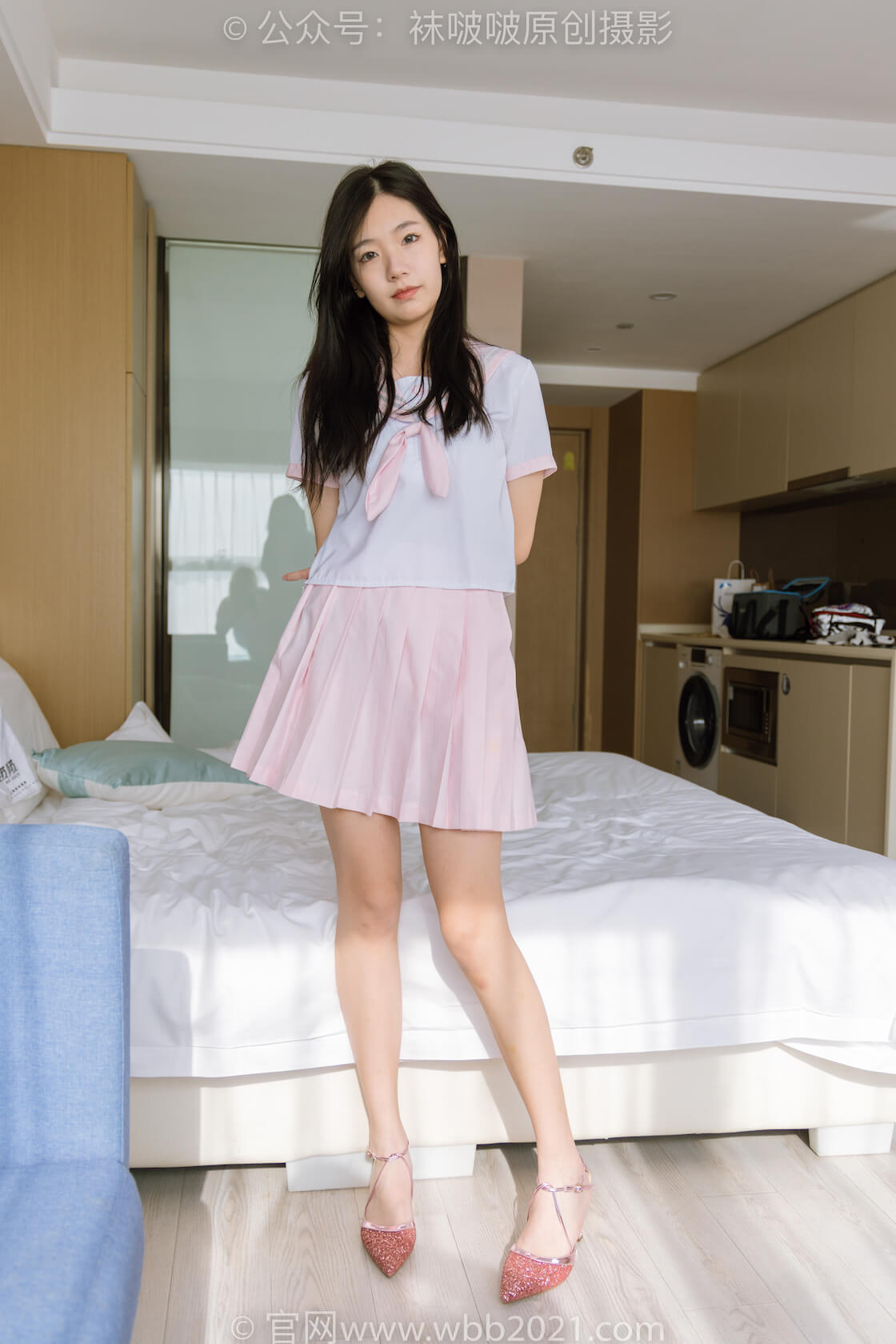 袜啵啵348期：小甜豆-两双高跟鞋、厚白丝大腿袜、裸足-虎绰