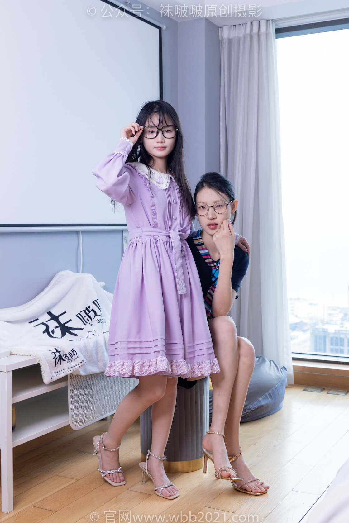 袜啵啵384期：雪糕甜甜圈-两双高跟凉鞋、黑丝（脚尖加固款）、白丝（脚尖加固款）、裸足-虎绰