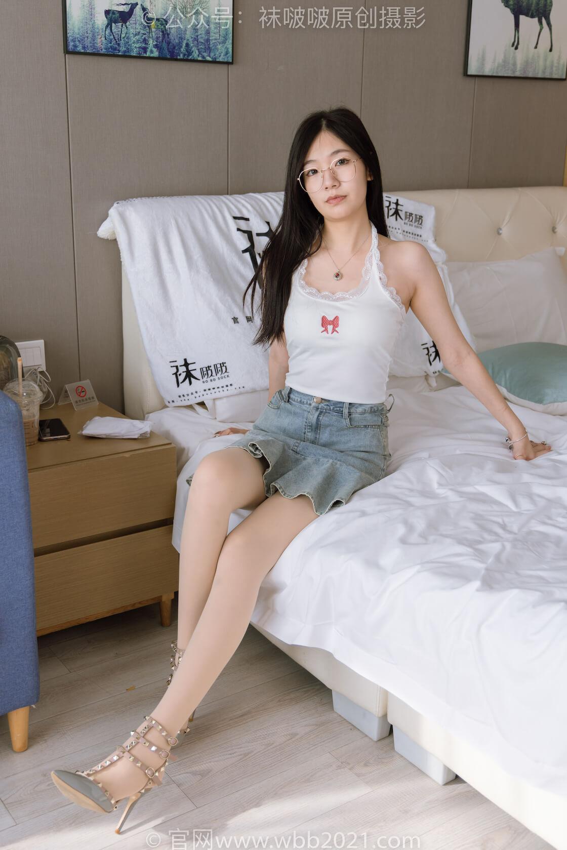 袜啵啵408期：小甜豆-高跟鞋、厚肉丝、丝袜和裸足踩奶油蛋糕和泡芙剧情（仅花絮剧情版）-虎绰