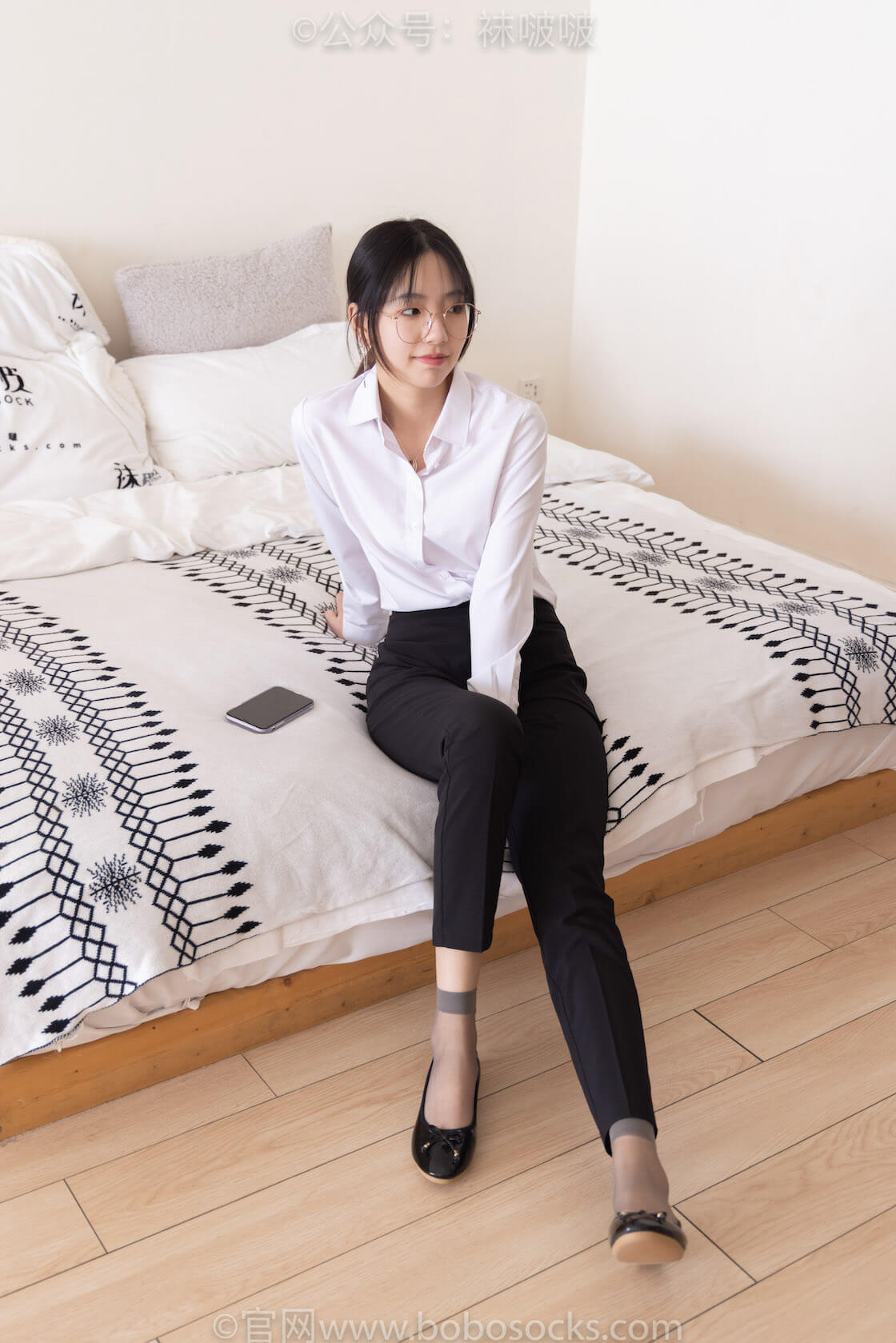 袜啵啵085期：小甜豆-平底鞋、短灰丝、短肉丝-虎绰