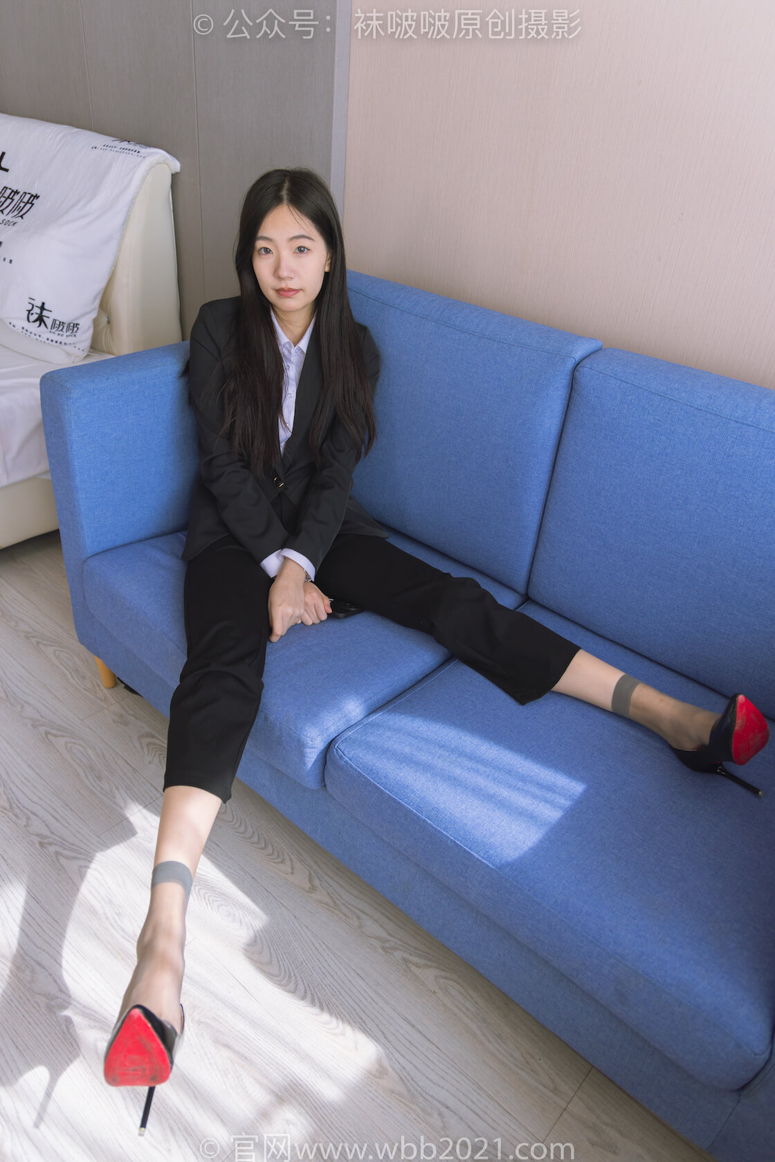袜啵啵245期：小甜豆-高跟鞋、短灰丝（脚尖加固款）、半蹲镜头较多-虎绰
