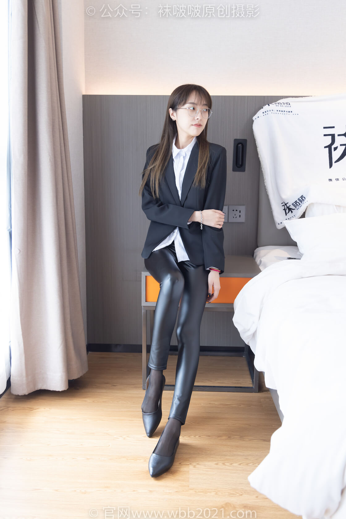 袜啵啵297期：稚予-平底鞋、黑丝（脚尖加固款）、皮裤裤里丝-虎绰