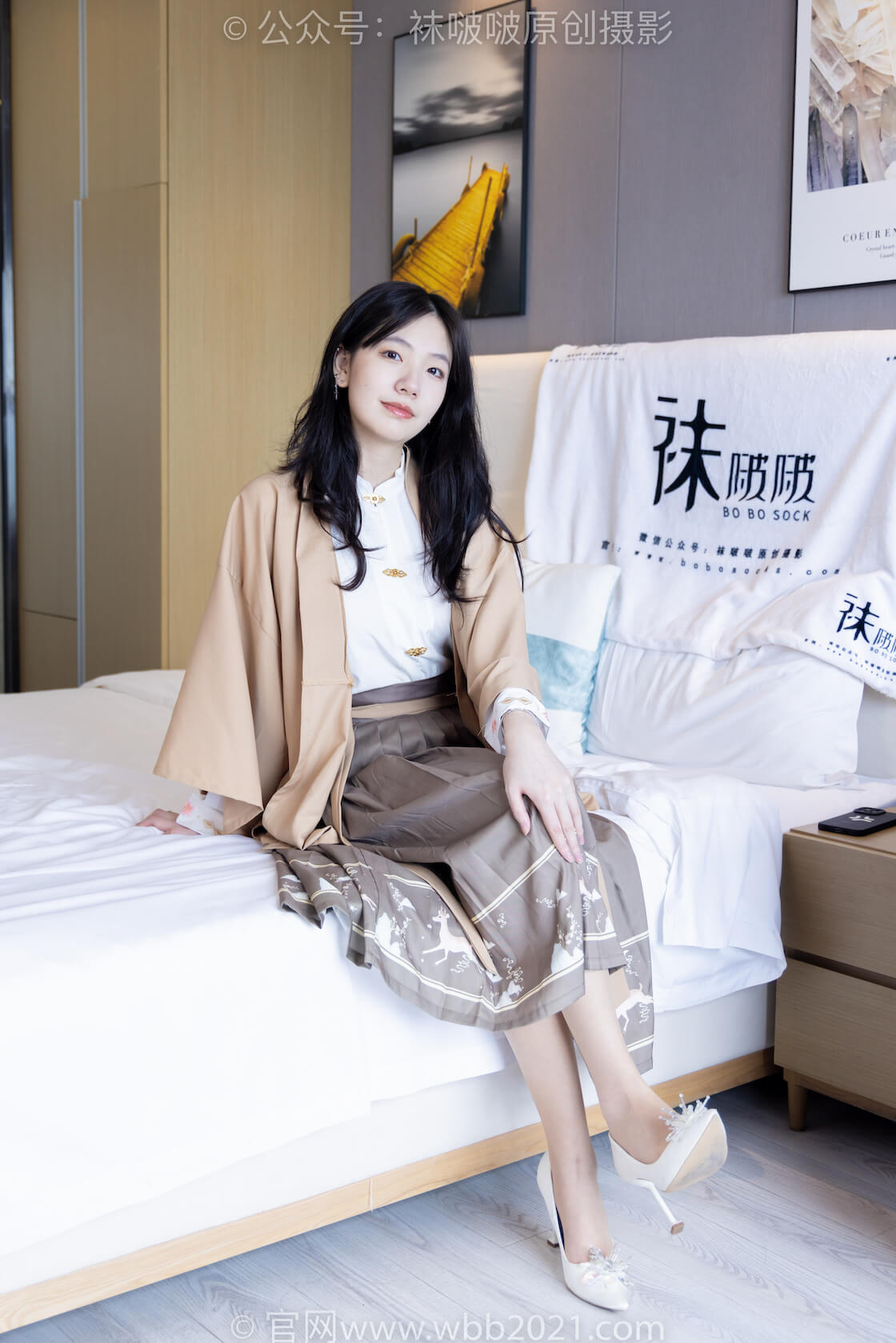 袜啵啵387期：小甜豆-两双高跟鞋、黑丝（脚尖微加固款）、肉丝（脚尖微加固款）-虎绰