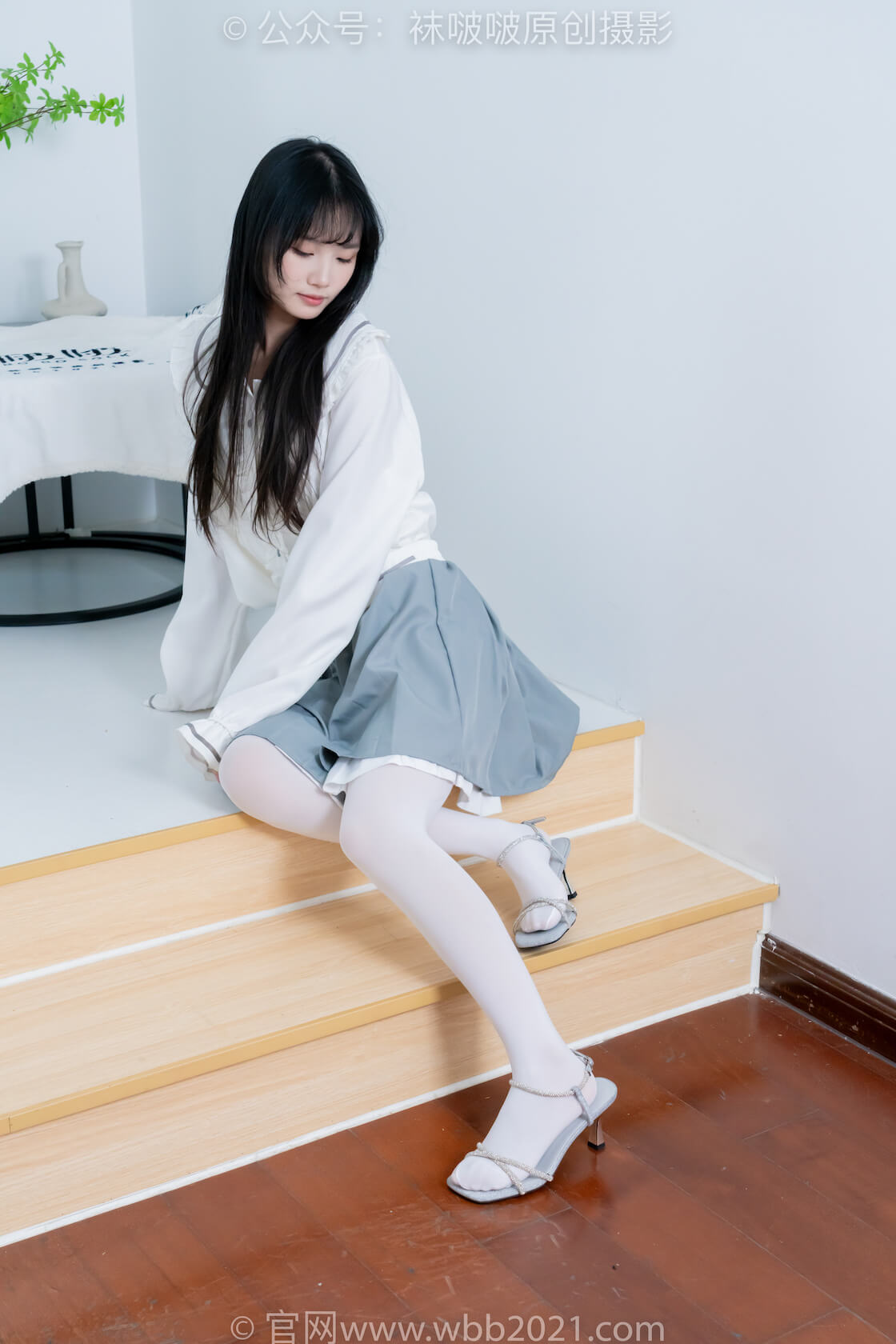 袜啵啵468期：甜甜圈-高跟凉鞋、厚白丝、裸足、丝袜和裸足踩蓝莓剧情（仅花絮版）-虎绰