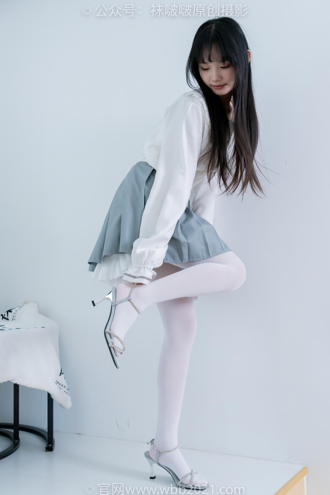 袜啵啵468期：甜甜圈-高跟凉鞋、厚白丝、裸足、丝袜和裸足踩蓝莓剧情（仅花絮版）6MXz.jpg
