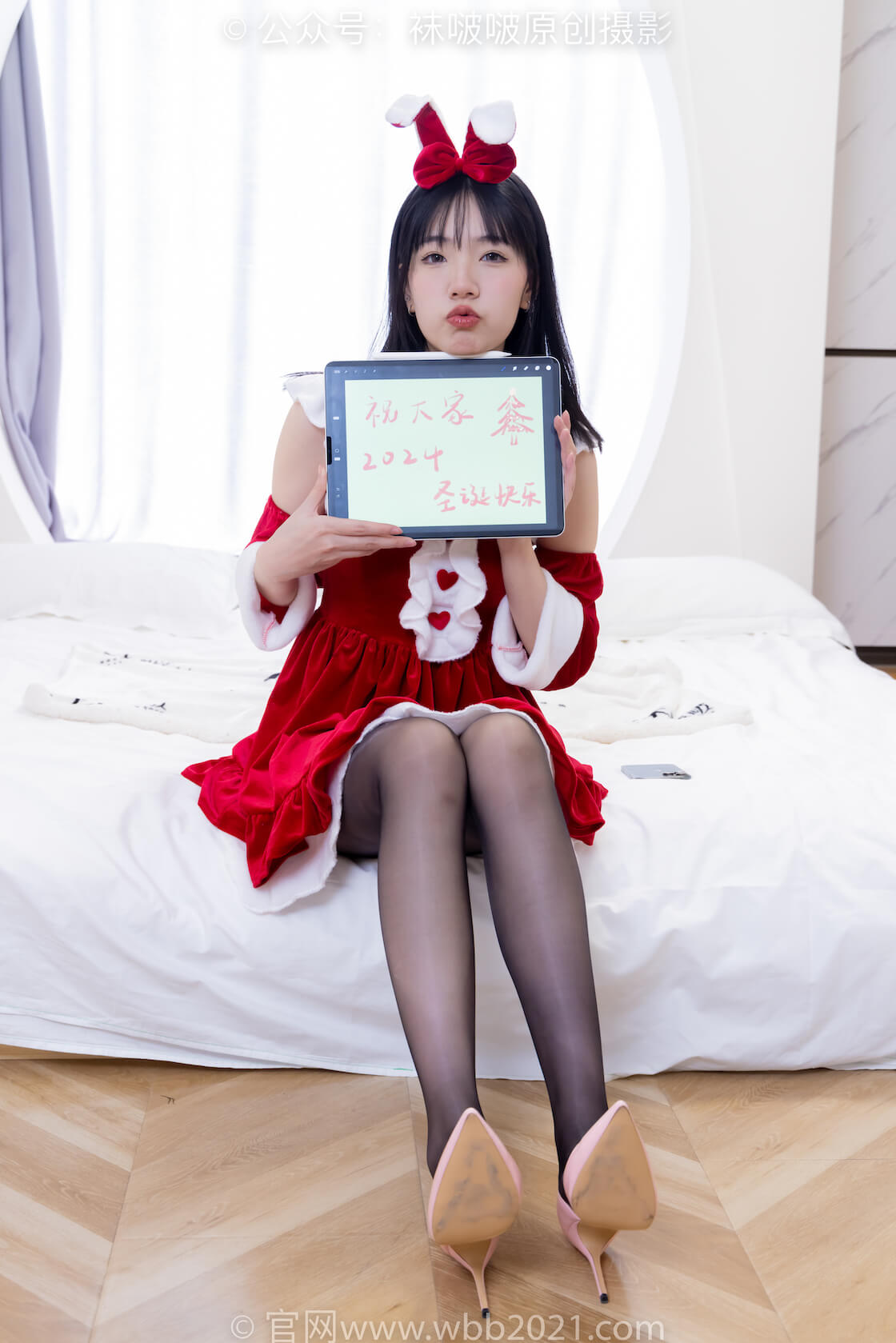 袜啵啵469期：小甜豆-高跟鞋、油亮肉丝、油亮黑丝、油亮白丝、红色美甲、小甜豆手写祝福圣诞牌剧情-虎绰