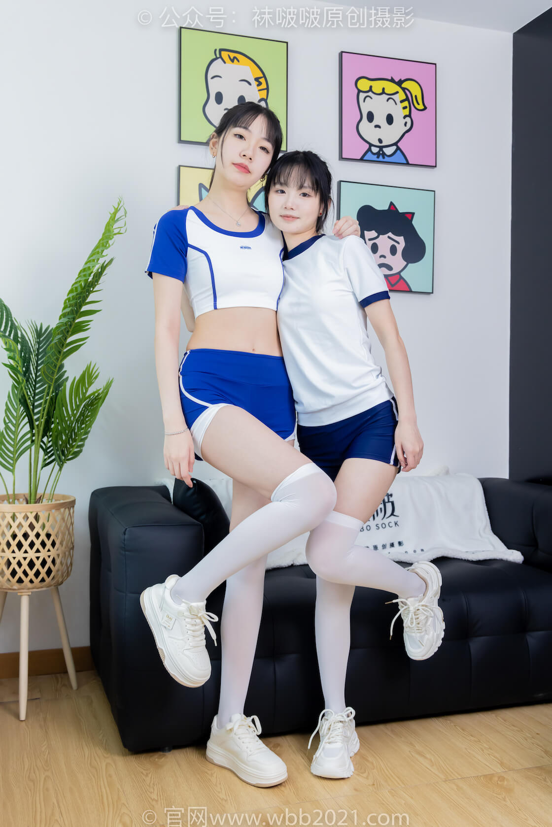 袜啵啵472期：小甜豆甜甜圈-两双运动鞋、厚白丝大腿袜、裸足、两位模特丝袜和裸足踩奶油-虎绰