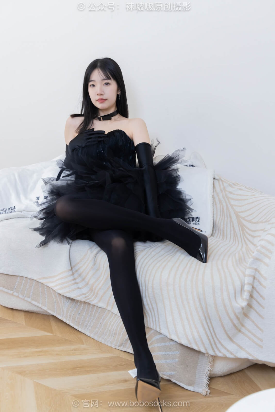 袜啵啵487期：小甜豆-高跟鞋、油亮厚黑丝、黑色丝手套-虎绰