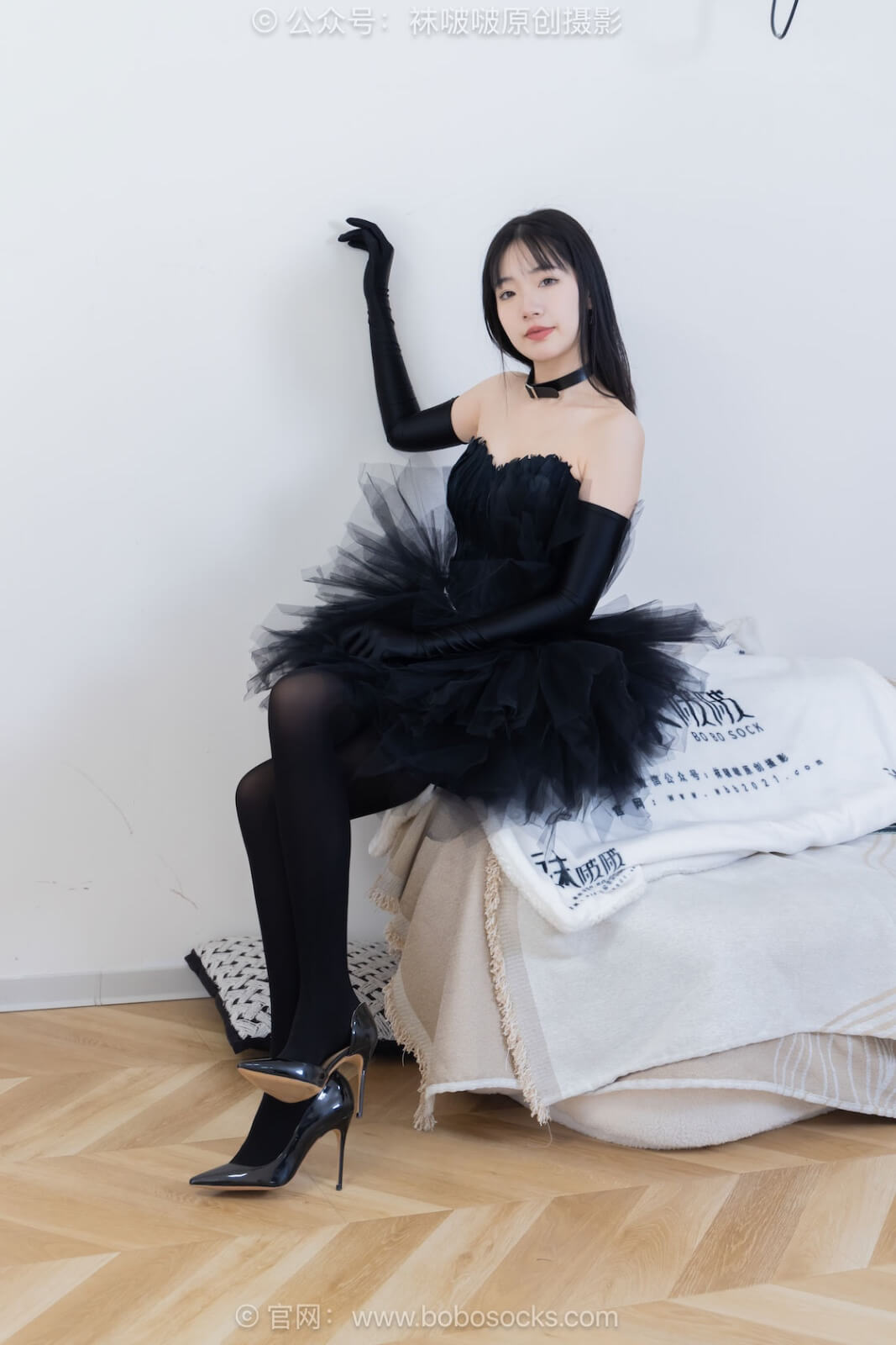 袜啵啵487期：小甜豆-高跟鞋、油亮厚黑丝、黑色丝手套、q6lI.jpg