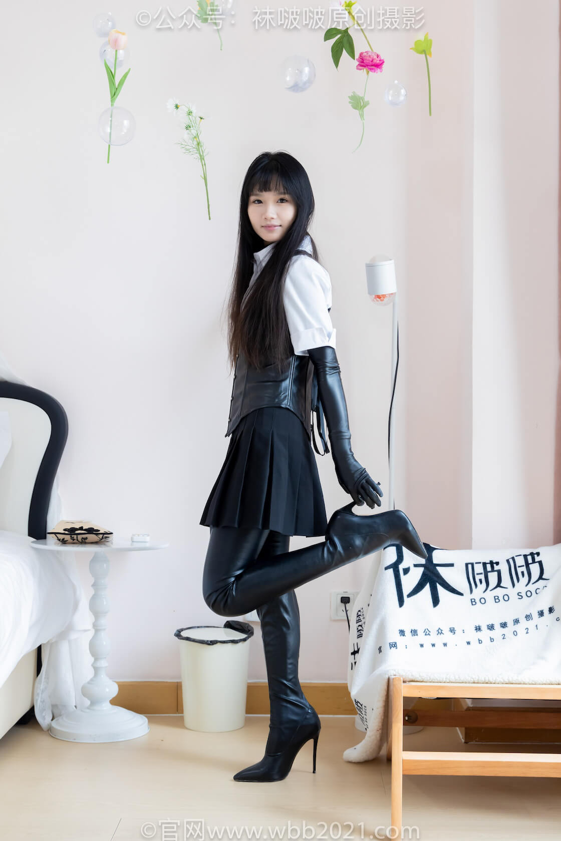 袜啵啵499期:甜甜圈-高跟长靴、踩脚裤、厚黑丝五指袜、黑皮手套、裤里丝-虎绰
