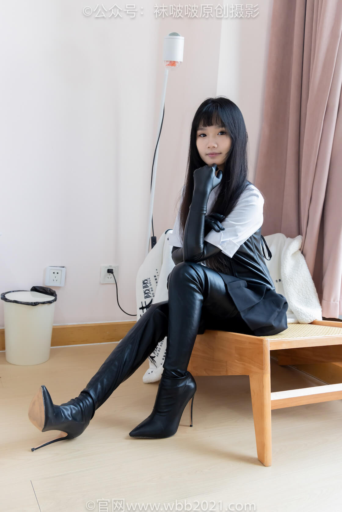 袜啵啵499期：甜甜圈-高跟长靴、踩脚裤、厚黑丝五指袜、黑皮手套、裤里丝J05r.jpg