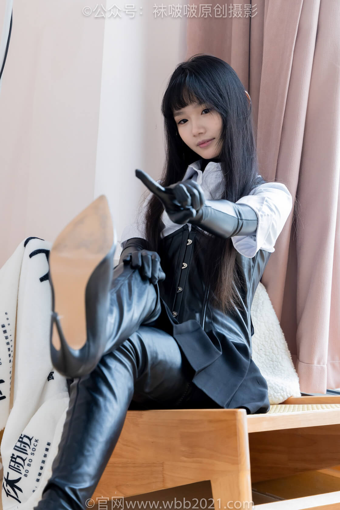袜啵啵499期：甜甜圈-高跟长靴、踩脚裤、厚黑丝五指袜、黑皮手套、裤里丝J05r.jpg