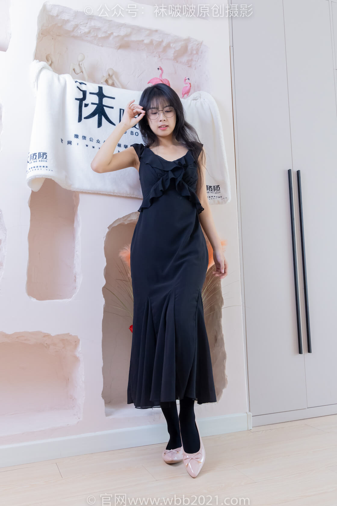 袜啵啵511期：奶油-平底鞋、厚黑丝、做瑜伽动作时老头乐挠脚剧情-虎绰