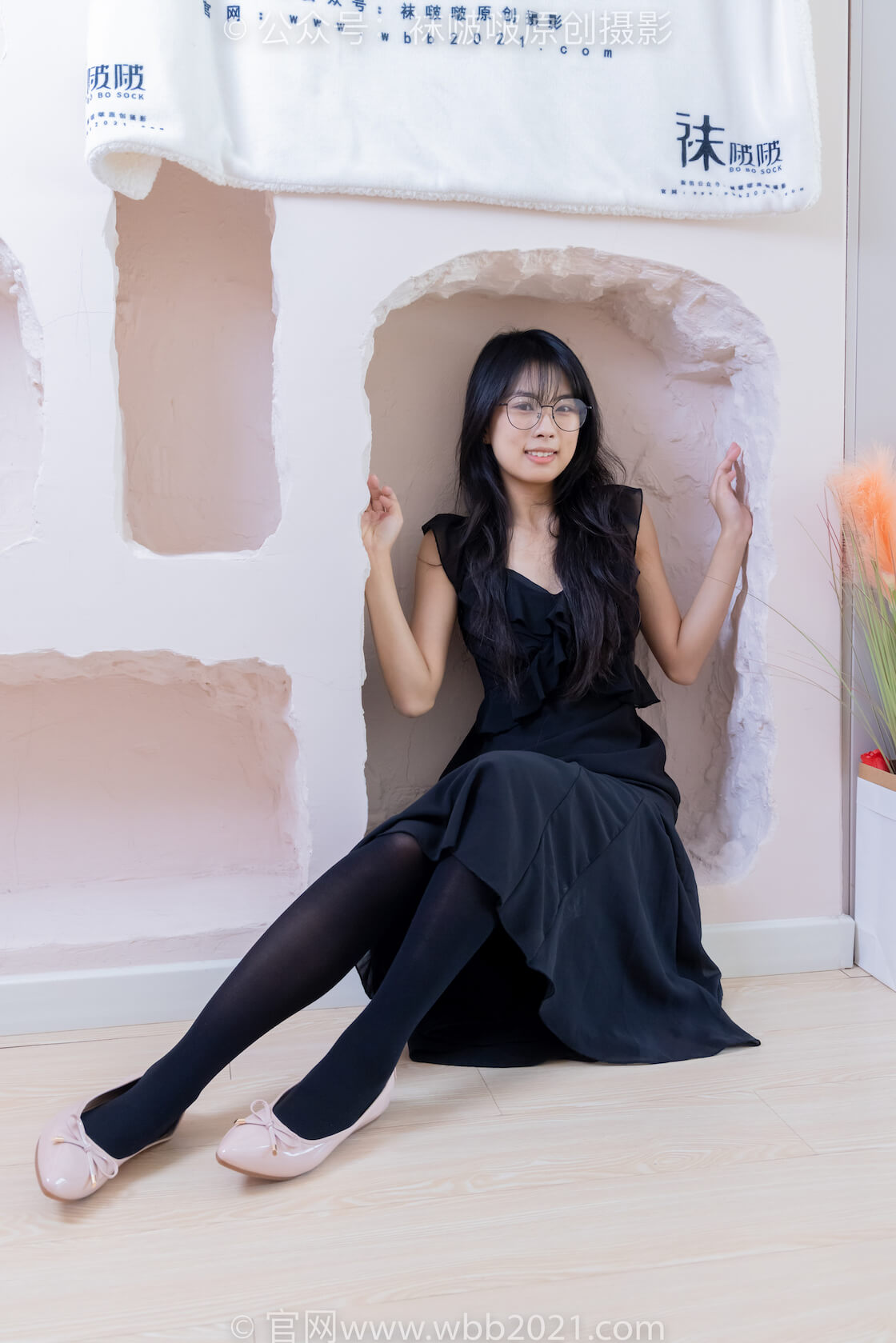 袜啵啵511期：奶油-平底鞋、厚黑丝、做瑜伽动作时老头乐挠脚剧情、袜啵啵、QRAq.jpg