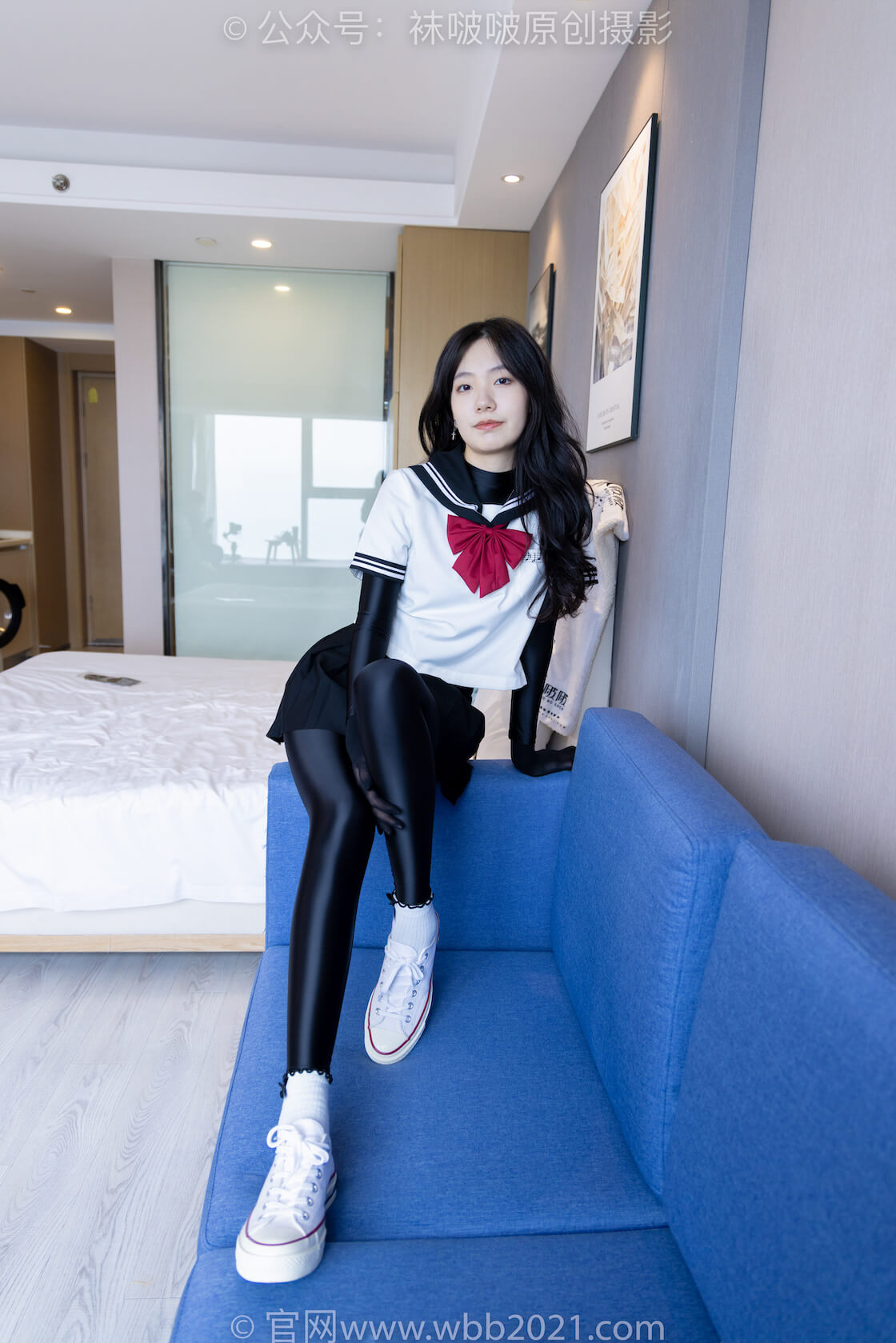 袜啵啵513期：小甜豆-帆布鞋、白棉袜、厚黑丝五指袜、黑丝手套、黑色连体衣（打底）和jk制服叠穿-虎绰