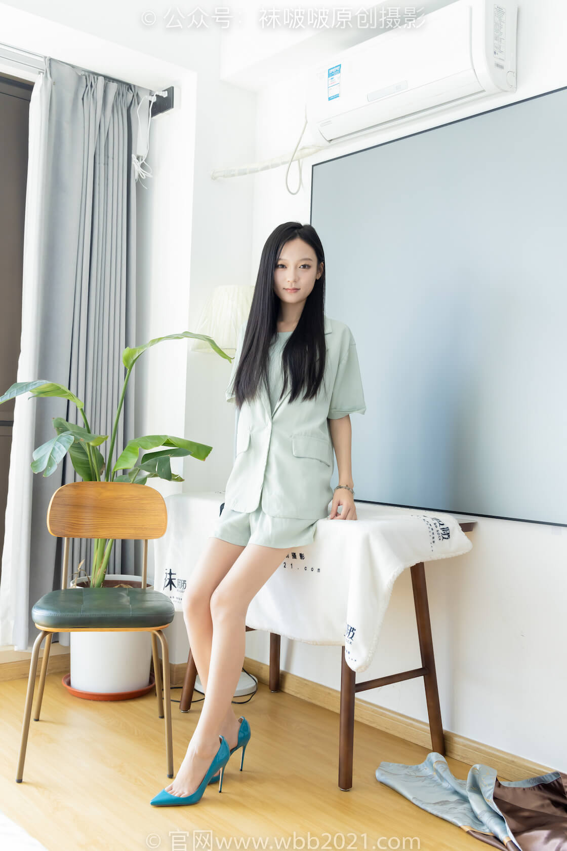 袜啵啵526期：焦糖-三双高跟鞋、薄肉丝（脚尖透明款）、裸足（红色美甲）、视频超近景为主-虎绰