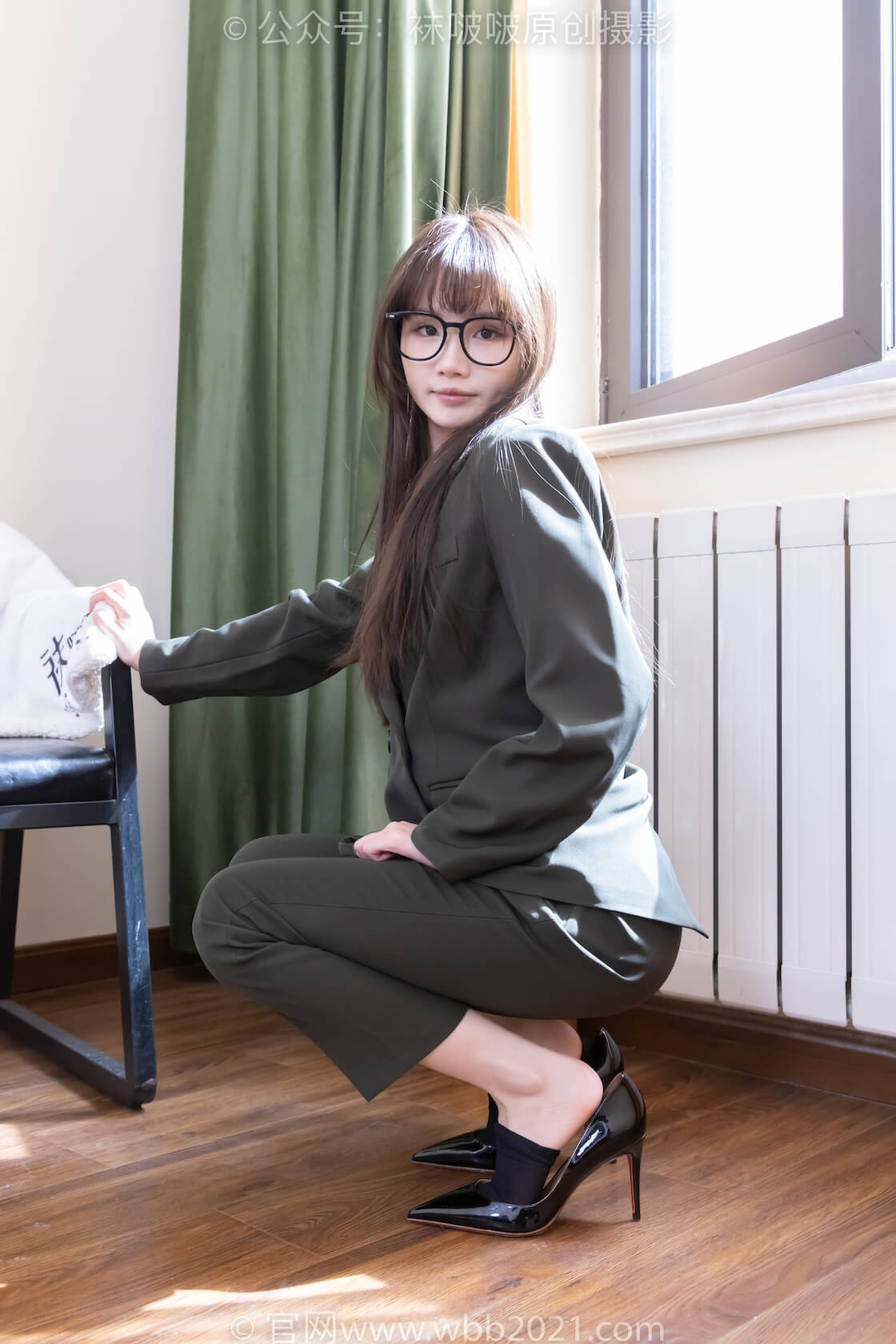 袜啵啵529期：甜甜圈-高跟鞋、短黑丝（脚尖加固款）、裸足、半蹲半脱袜子剧情-虎绰