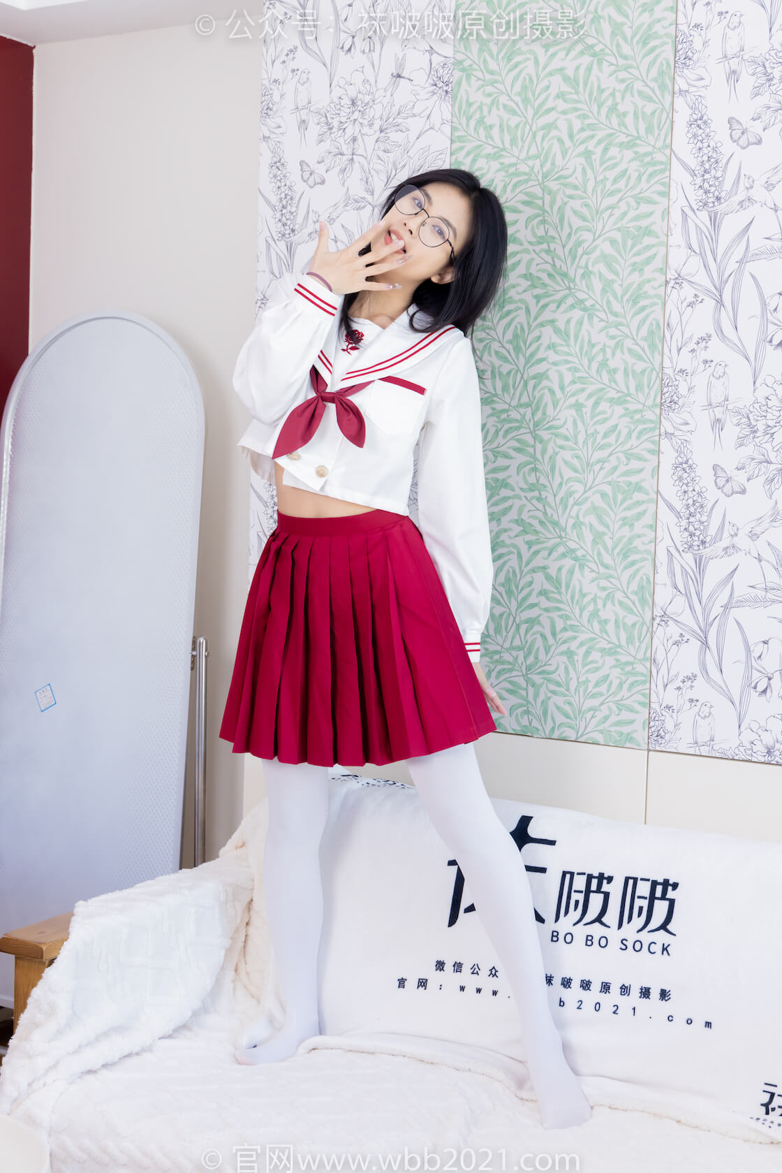 袜啵啵545期（限时送积分）：奶油-白色马丁靴、厚白丝、jk制服、瑜伽动作时用老头乐挠脚剧情（仅花絮）-虎绰