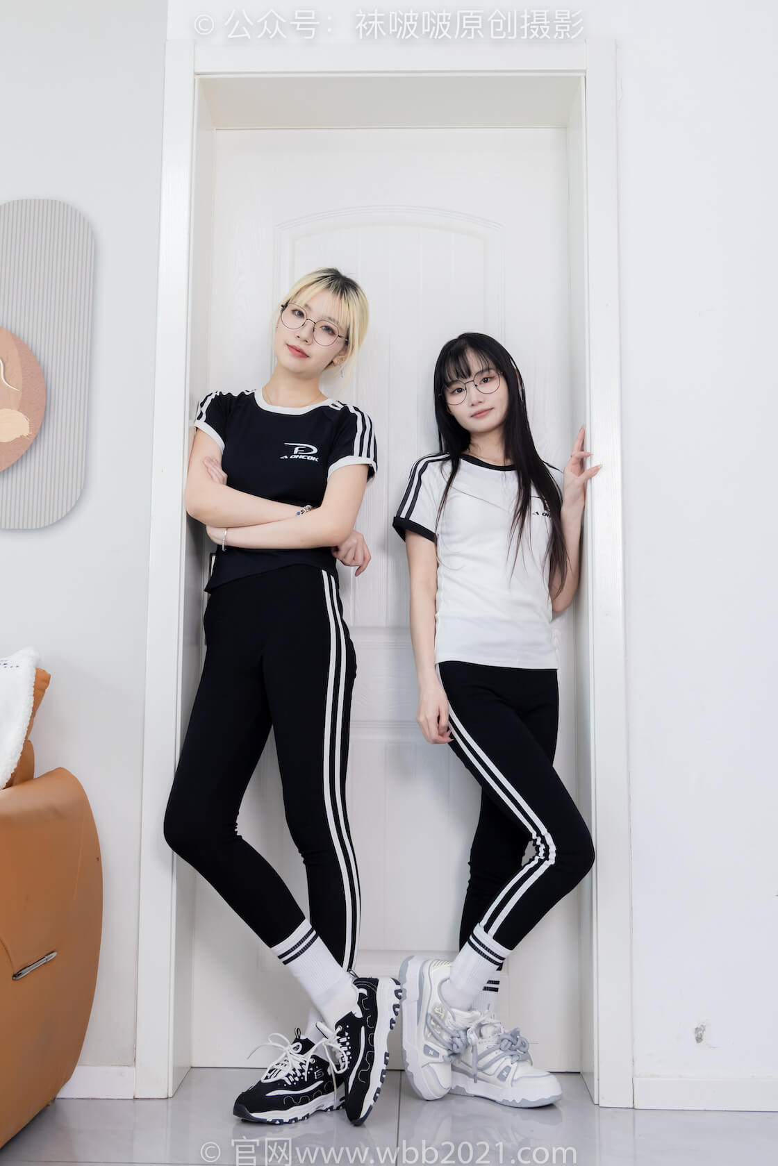 袜啵啵555期：小甜豆甜甜圈-板鞋、运动鞋、长白棉袜、裸足、互相用手和羽毛挠脚剧情-虎绰