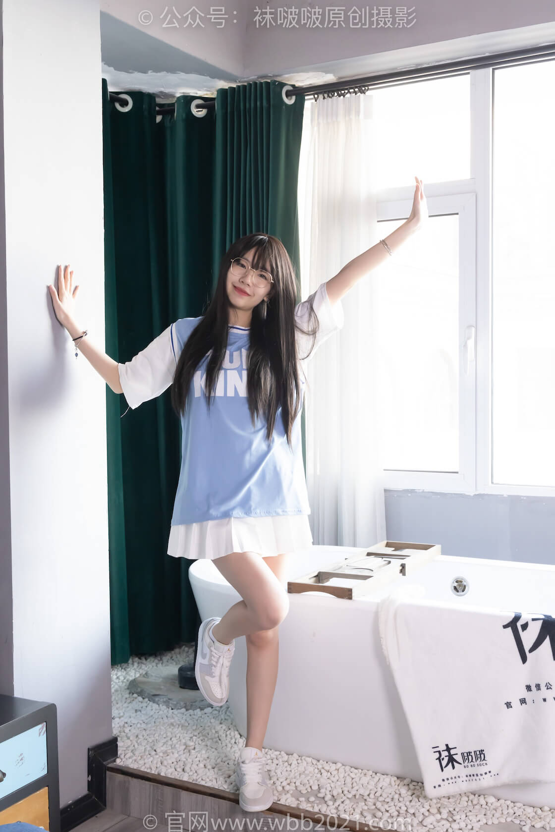 袜啵啵561期：小甜豆-板鞋、短白棉袜、裸足、模特脚淋芦荟胶踩芦荟胶剧情（仅花絮剧情版）-虎绰