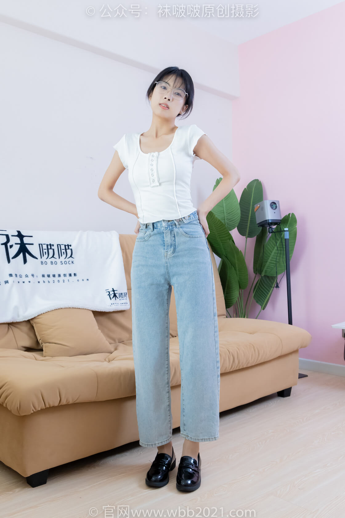 袜啵啵积分限定042期：奶油-皮鞋、白船袜、薄肉丝（脚尖加固款）、瑜伽动作时老头乐挠脚剧情，先船袜挠后丝袜挠（仅花絮剧情版）-虎绰