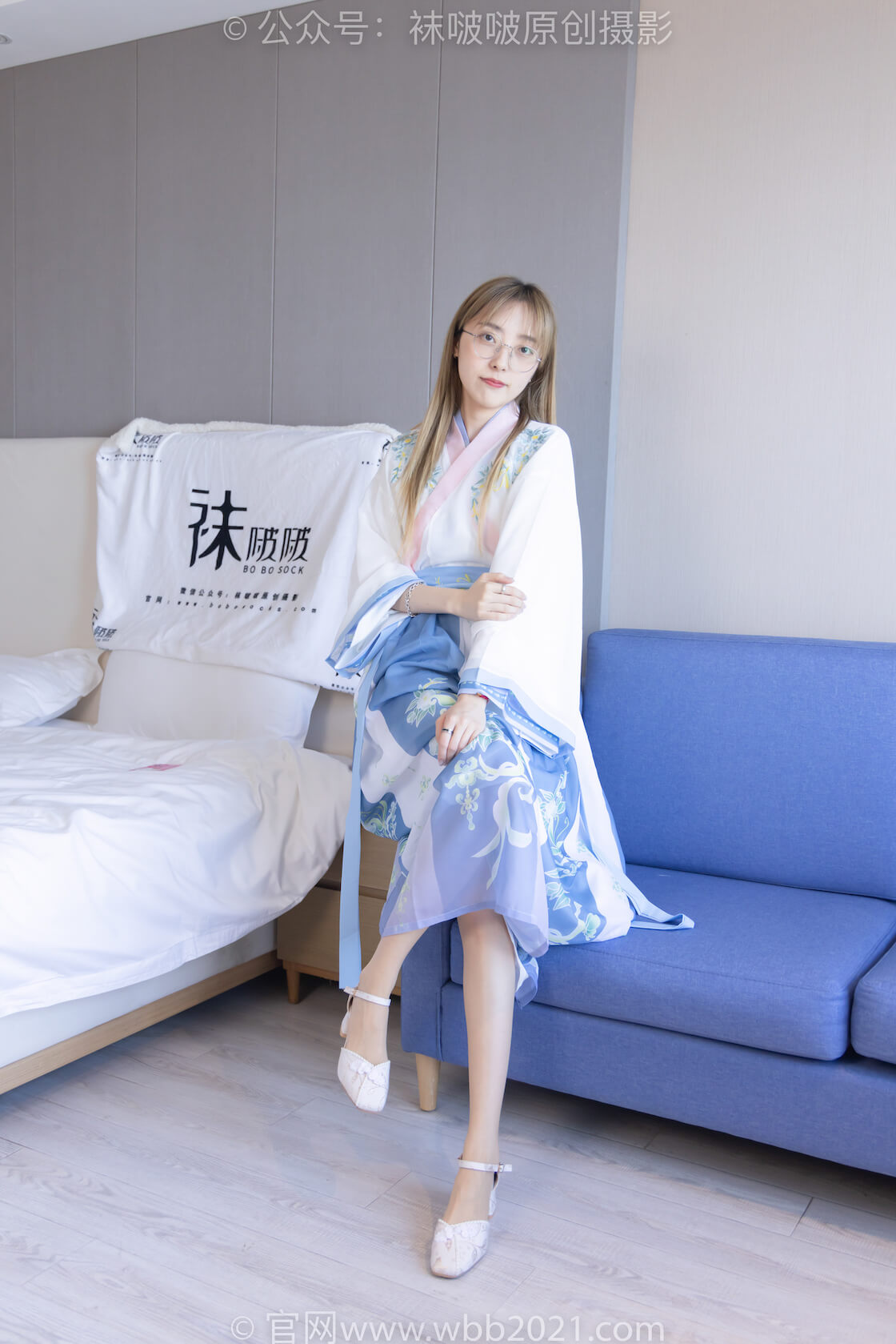 袜啵啵564期：稚予-汉服、高跟鞋、薄肉丝（脚尖透明款）、穿着袜子踩西瓜剧情-虎绰