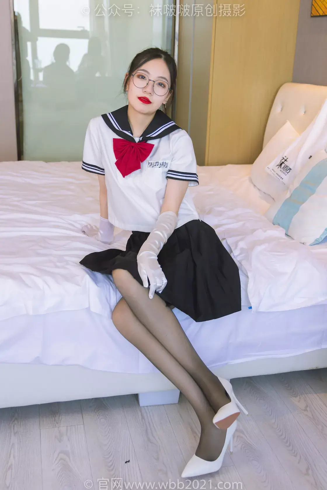 图片[2]-袜啵啵293期：小甜豆-两双高跟鞋、两双丝袜叠穿（脚尖透明油亮黑丝在外，脚尖加固肉丝在内）、jk制服-虎绰